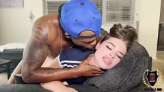 Afspelen Inked Rome Major geeft het moeilijk om rond te rondborsten Lexxxi Scarlet in interraciale ontmoeting