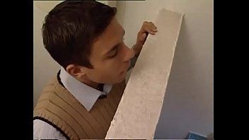 Jouer Un porno avec une étudiante suit son professeur jusqu'aux toilettes et entre par-dessus elle