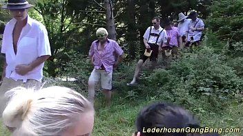 Reproduzir No acampamento ele visita um lindo lugar e depois vai trabalhar para pornografia